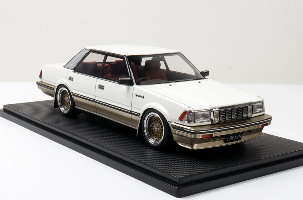 1:18 Toyota Crown G (120)  white  IGNITION MODEL 3.0 Golden Wheel Resin car Model