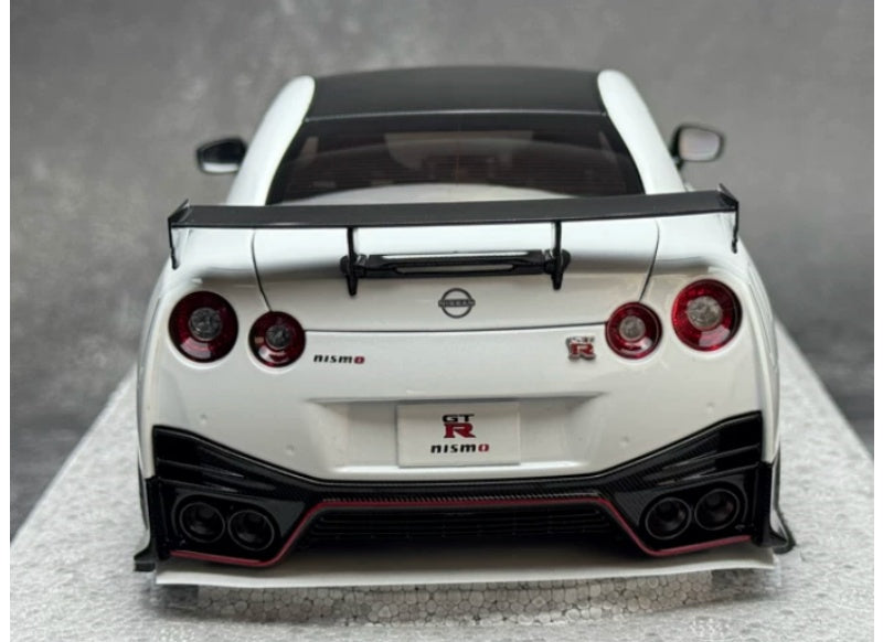 1:18 Nissan GT-R NISMO R35 2022 Brilliant White Pearl MOTORHELIX Special Edition Limited Edition 699PCS ONLY DIECAST Model