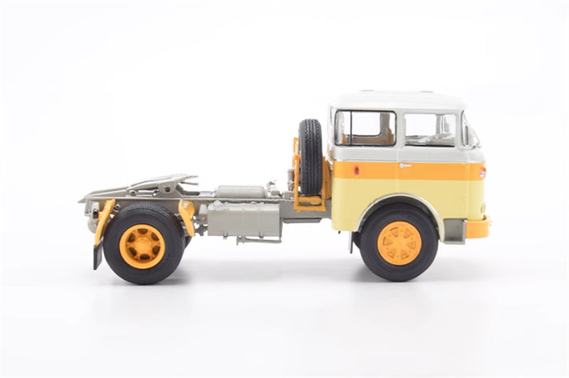 Premium ClassiXXs SKODA-706-MTTN Liaz Tractor Truck yellow 1:43 Truck Pre-built Model