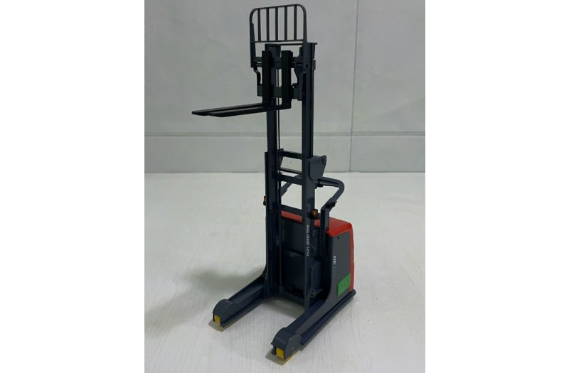HELI Forward Moving AGV I30 Forklift Red 1:15 Truck Pre-built Airliner Model Display view3