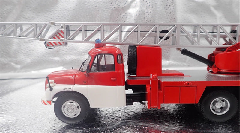 Schuco Tatra T148 Kranwagen Crane Truck Feuerwehr red Limited Edition 750PCS ONLY 1:43 Truck Pre-built Model view3