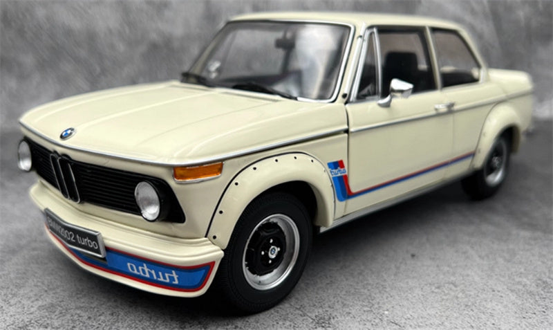 Kyosho Bmw 2002 Turbo White 1:18 Car Pre-built Model view1