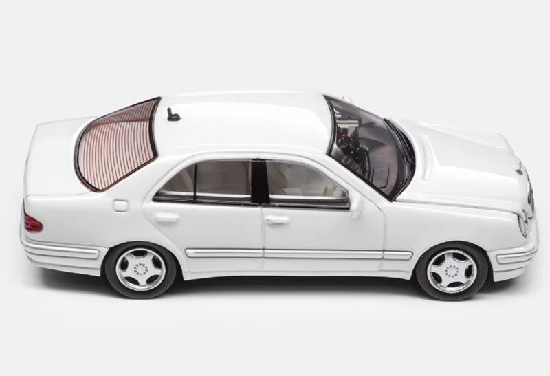 Max well Mercedes Benz E320 W210 6th Generation E-Class Pearlescent white 1:64 Car Pre-built Airliner Model Display view3