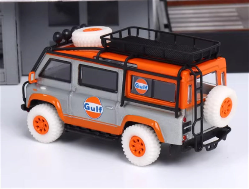 Master Land Rover Defender Van Gulf Clear varnish coating with accessories 1:64 Car Pre-built Airliner Model Display view3