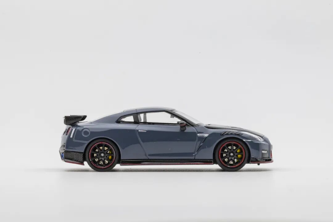 MOTORHELIX 1:64 Nissan GT-R R35 Nismo 2022 Car diecast Model