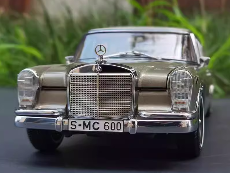CMC Mercedes Benz 600 Pullman （W 100） gold 1:18car Pre-a Model