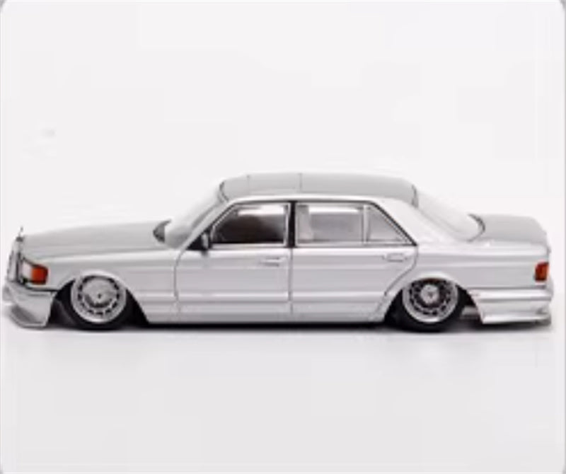 Master Mercedes Benz 560SEL W126 metallic silver Low lying version 1:64 Car Pre-built Airliner Model Display view4