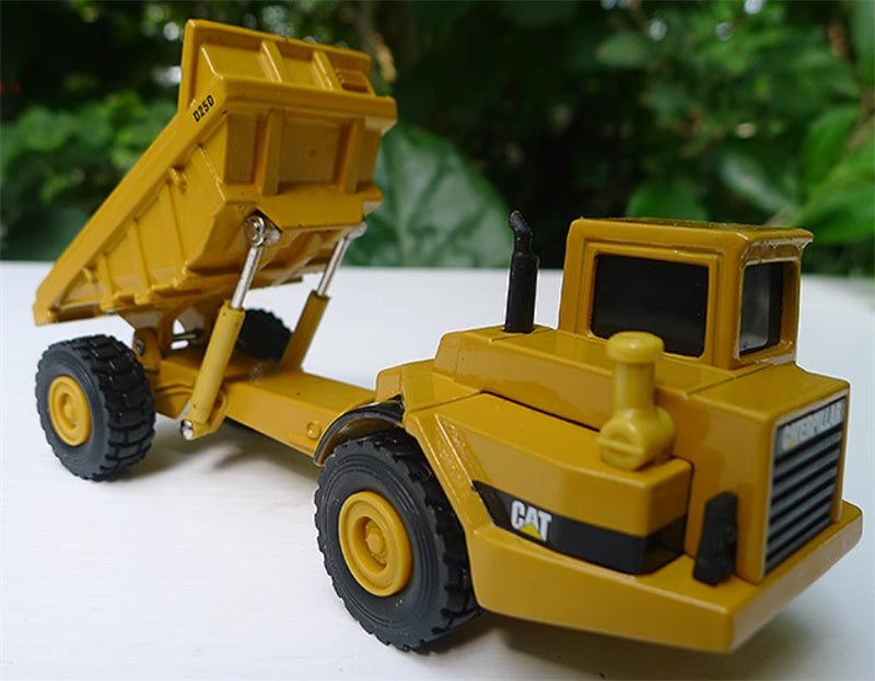 Norscot Cat D25D Articulated Truck yellow 1:64 Truck Pre-built Model