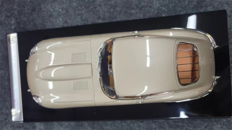 1:18 Jaguar E-type 1961 Amalgam Hardtop Resin Car Model view3