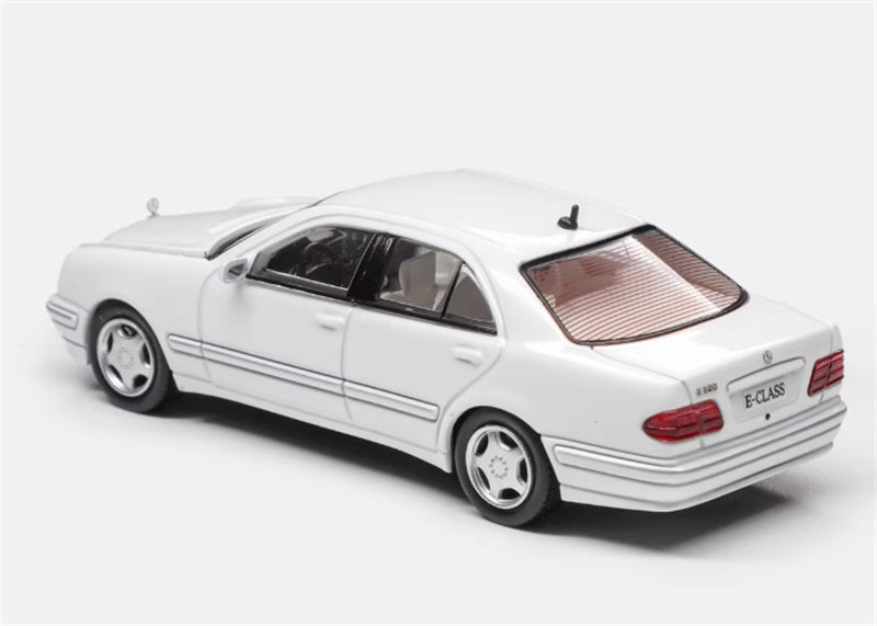 Max well Mercedes Benz E320 W210 6th Generation E-Class Pearlescent white 1:64 Car Pre-built Airliner Model Display view2