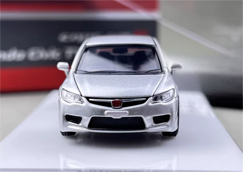 MOTORHELIX The hood can be opened, and a hubcap is included. 1:64 car Pre-built Model view5