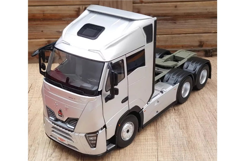Sinotruk New Yellow River H7 tractor silver 1:24 Truck Pre-built Airliner Model Display view5