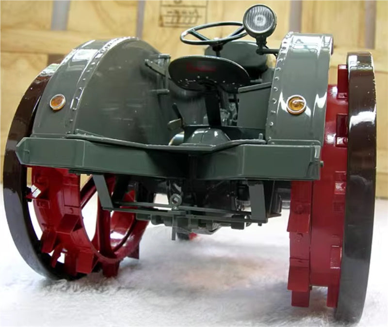 Universal Hobbies SUPER LANDINI Italian classical agricultural tractor 1:16 Truck Pre-built Model