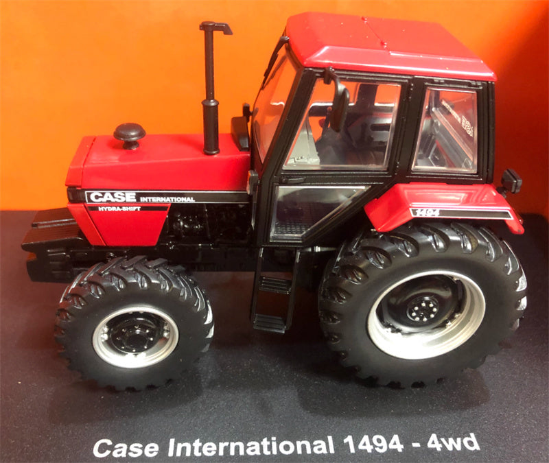 Universal Hobbies CASE International 1494-4WD Agricultural Tractor Red 1:32 Truck Pre-built Model