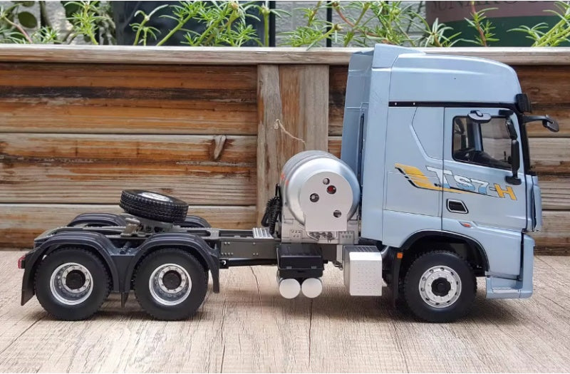 Sinotruk HOWO TS7-H LNG tractor grey 1:24 Truck Pre-built Airliner Model Display view5
