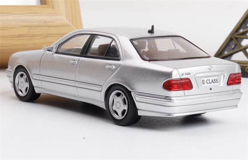 Max well Mercedes Benz E320 W210 6th Generation E-Class metallic silver 1:64 Car Pre-built Airliner Model Display view5