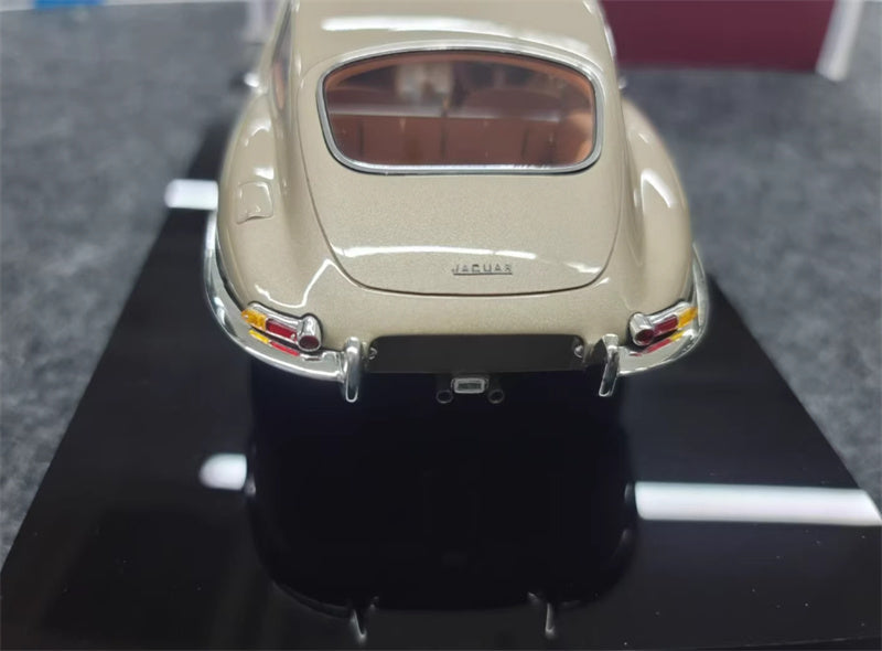 1:18 Jaguar E-type 1961 Amalgam Hardtop Resin Car Model view6