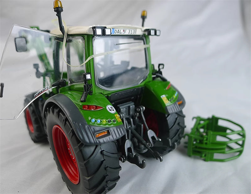 USK Fendt 313 Vario Bale Grapple Green 1:32 Truck Pre-built Model