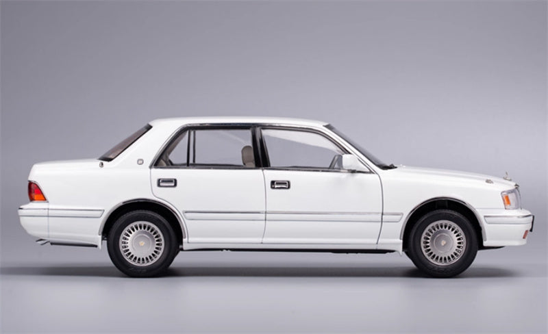 KengFai Toyota Crown 155 white 1:18 Car Pre-built Model view6