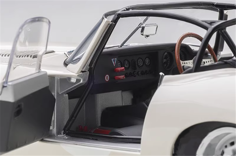 AUTOART JAGUAR LIGHTWEIGHT E-TYPE white 1/18car Pre-a Model