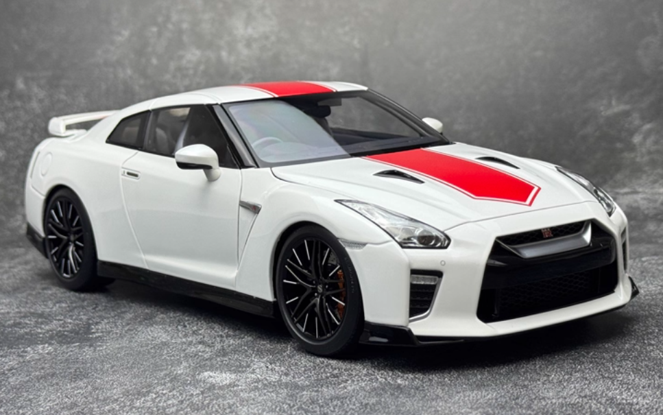Motorhelix Nissan GT-R (R35) 50th Anniversary Edition White Limited Edition 699PCS ONLY 1:18 Car Pre-built Model view4