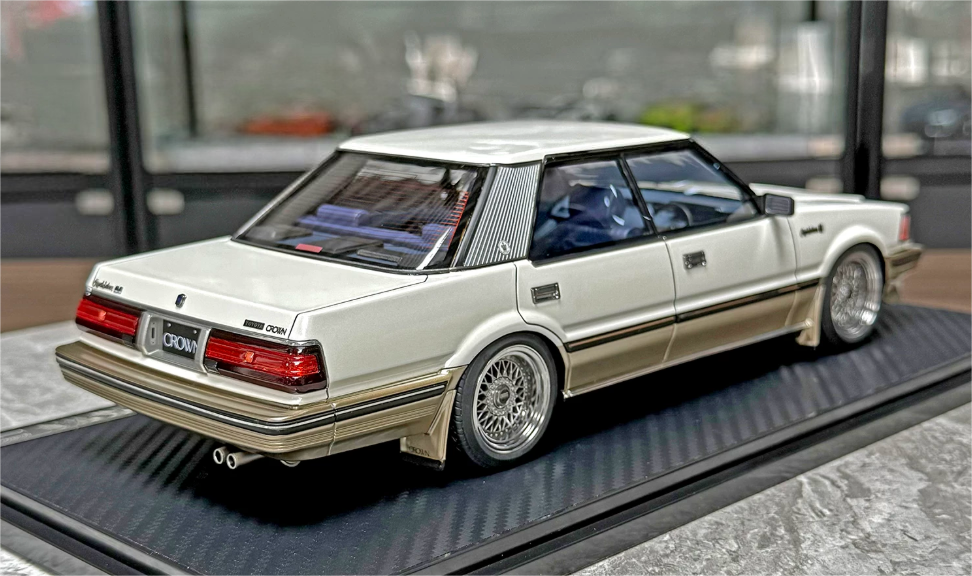 1:18 Toyota Crown G (120)  white  IGNITION MODEL 2.8 Silver Wheel Resin car Model