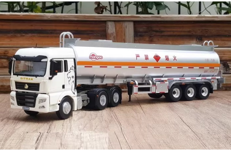 Sinotruk SITRAK oil tanker truck White mangao 1:36 Truck Pre-built Airliner Model Display view1