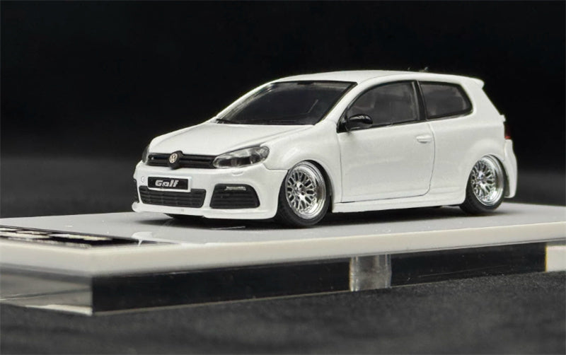 Max well Volkswagen Golf R MK6 Exhibition Edition White low stance White base Limited Edition 1:64 Car Pre-built Airliner Model Display view1