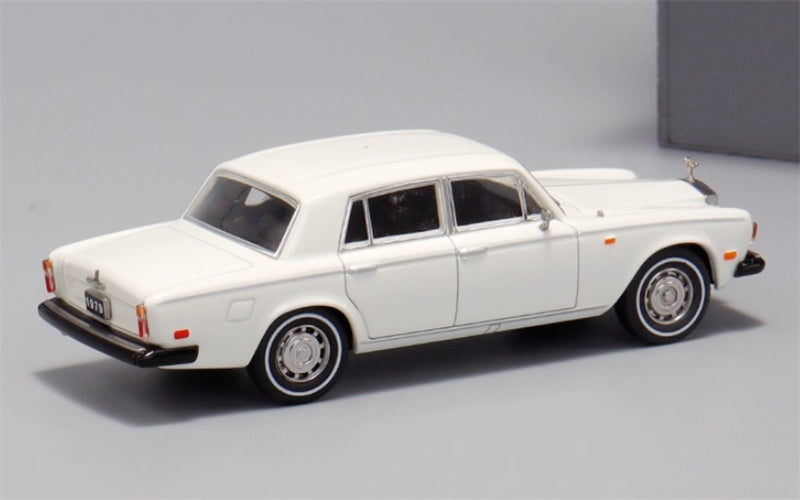 GFCC 1979 Rolls Royce Silver Shadow II Luxury Classic Car White Limited Edition 499PCS ONLY 1:64 car Pre-built Model view3
