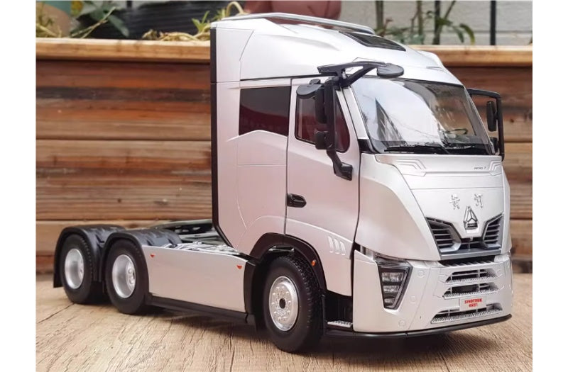 Sinotruk New Yellow River H7 tractor silver 1:24 Truck Pre-built Airliner Model Display view4