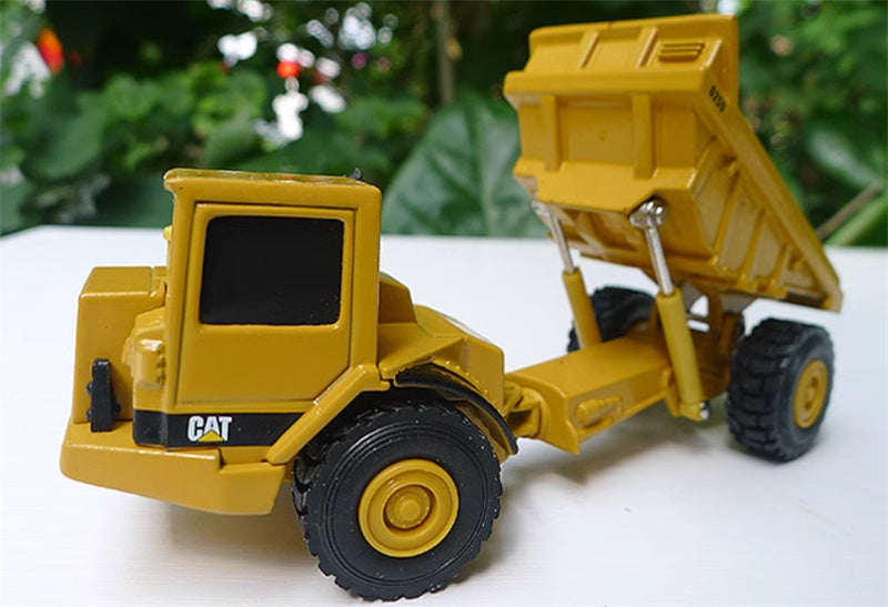 Norscot Cat D25D Articulated Truck yellow 1:64 Truck Pre-built Model