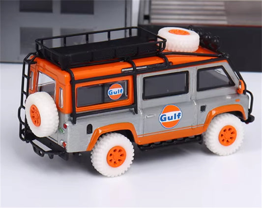 Master Land Rover Defender Van Gulf Clear varnish coating with accessories 1:64 Car Pre-built Airliner Model Display view2