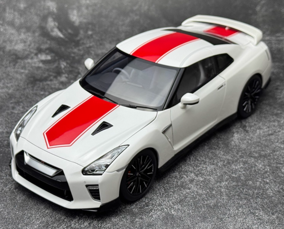 Motorhelix Nissan GT-R (R35) 50th Anniversary Edition White Limited Edition 699PCS ONLY 1:18 Car Pre-built Model view7