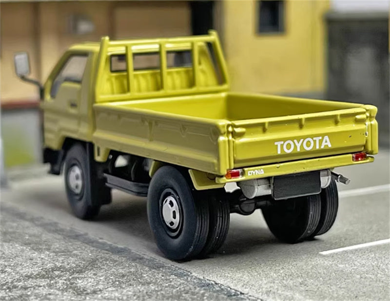 Master Toyota DYNA light truck Mud yellow right hand drive 1:64 Truck Pre-built Airliner Model Display view5