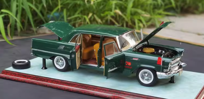 Century Dragon Hongqi CA72 70th Anniversary Edition green 1:18car Pre-a Model