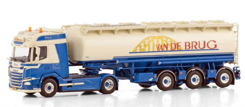WSI DAF XF SH WITH SKY LIGHTS 4X2 ANIMALFEED BULK TRAILER - 3 AXLE Van de Brug Elspeet 1:50 Truck Pre-built Model