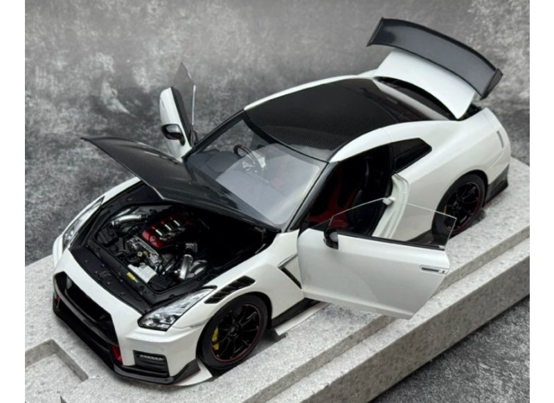 1:18 Nissan GT-R NISMO R35 2022 Brilliant White Pearl MOTORHELIX Special Edition Limited Edition 699PCS ONLY DIECAST Model