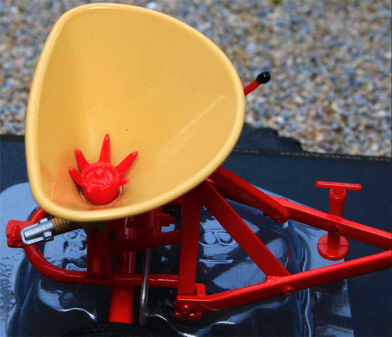 Universal Hobbies Vicon Serie B 75 Trailed fertilizer Pendulum Spreader 1:32 Truck Pre-built Model