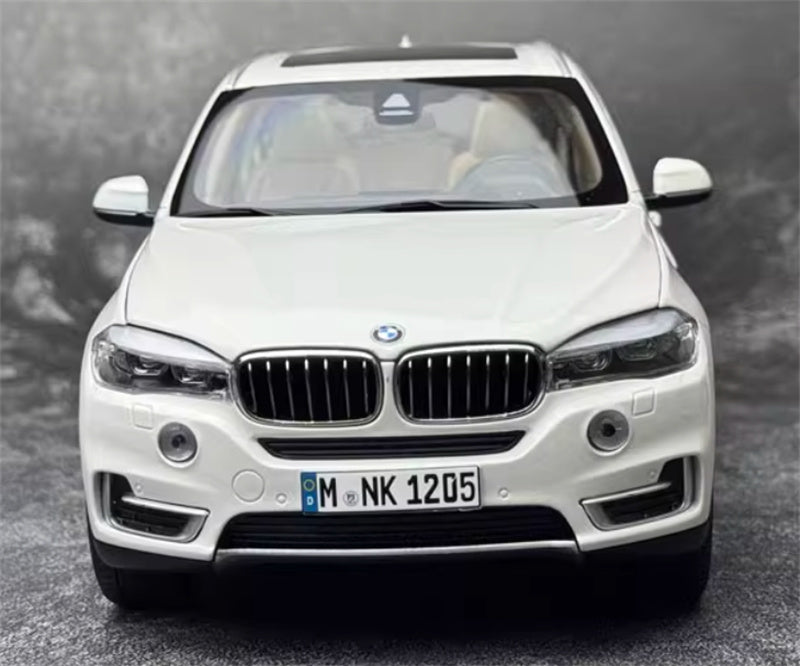 Paragon BMW X5 F15 White 1:18 Car Pre-built Model view10