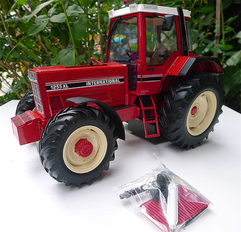 Universal Hobbies International 1255 XL Case tractor Red Limited Edition 999PCS ONLY 1:16 Truck Pre-built Model