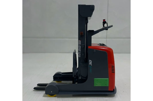 HELI Forward Moving AGV I30 Forklift Red 1:15 Truck Pre-built Airliner Model Display view2