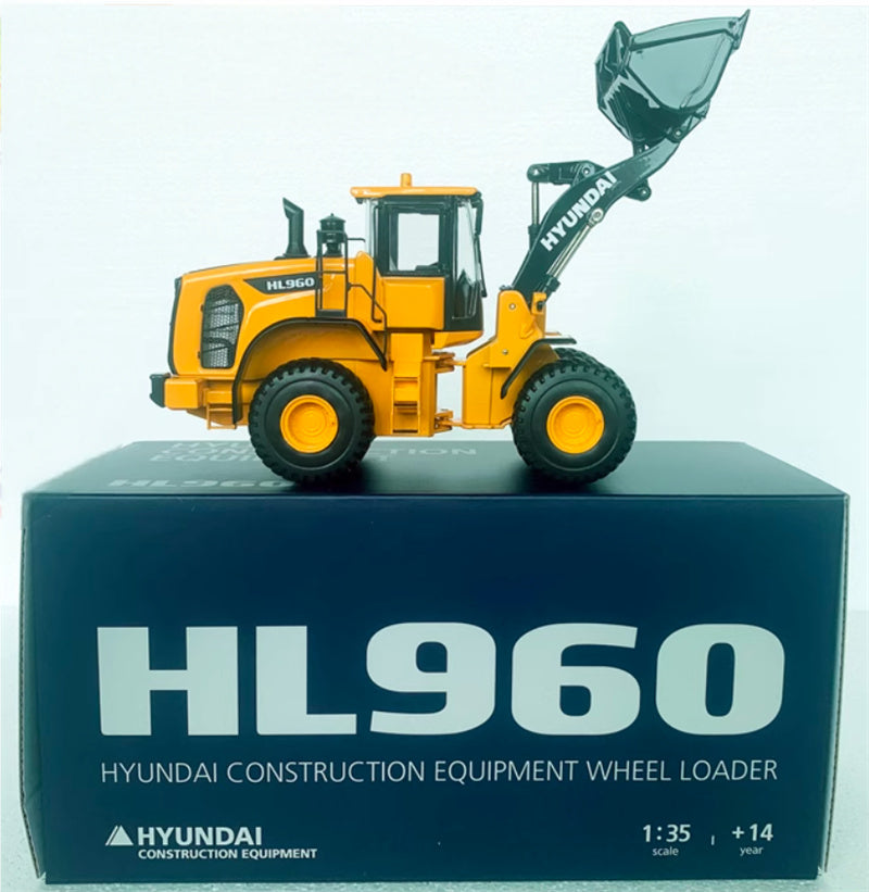 HITACHI HL960 CONSTRUCTION EQUIPMENT WHEEL LOADER Limited Collectors Edition 1:35 Truck Pre-built Model