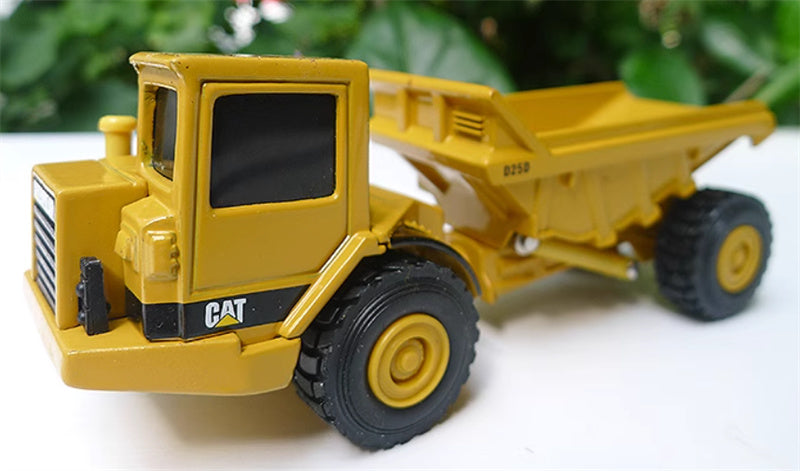Norscot Cat D25D Articulated Truck yellow 1:64 Truck Pre-built Model