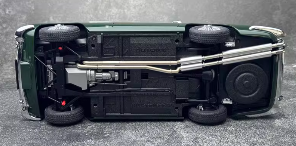 AUTOART Aston Martin DB5 Green 1:18 Car Pre-built Model view3
