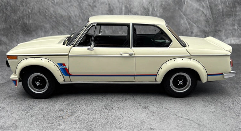 Kyosho Bmw 2002 Turbo White 1:18 Car Pre-built Model view4