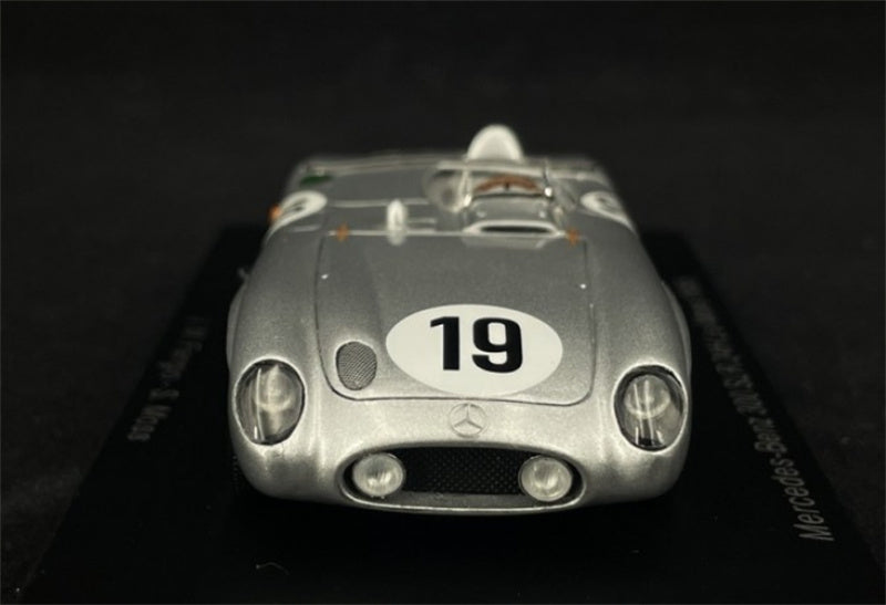 Spark Mercedes Benz 300 SLR #19 24H Le Mans 1955 J.M.FANGIO silver 1:43 Model view5