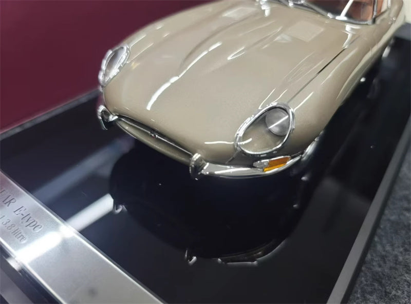 1:18 Jaguar E-type 1961 Amalgam Hardtop Resin Car Model view9