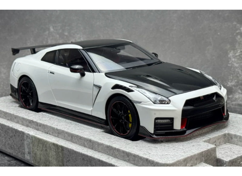 1:18 Nissan GT-R NISMO R35 2022 Brilliant White Pearl MOTORHELIX Special Edition Limited Edition 699PCS ONLY DIECAST Model