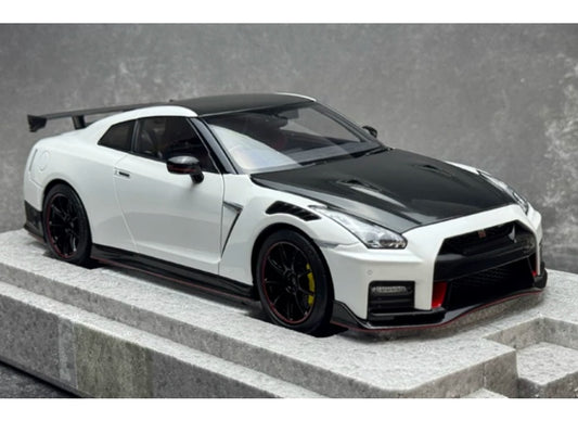 1:18 Nissan GT-R NISMO R35 2022 Brilliant White Pearl MOTORHELIX Special Edition Limited Edition 699PCS ONLY DIECAST Model