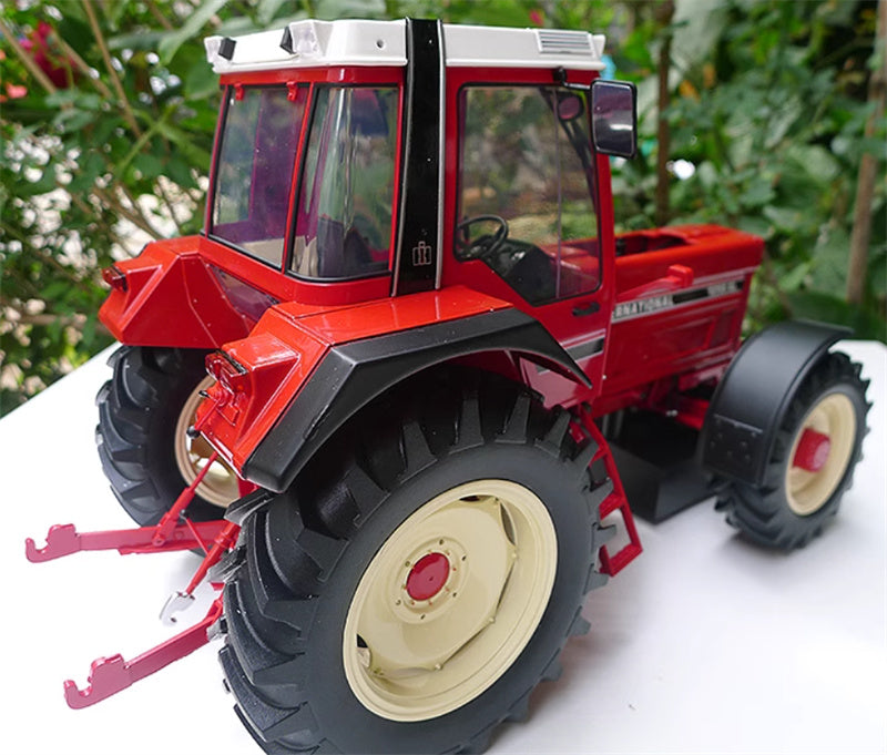 Universal Hobbies International 1255 XL Case tractor Red Limited Edition 999PCS ONLY 1:16 Truck Pre-built Model